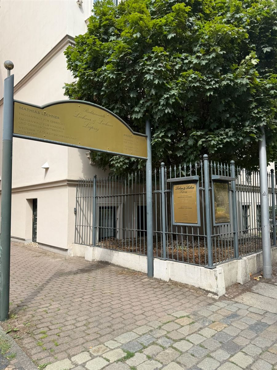 Goldenes Kanzleischild an der Grundstücksecke