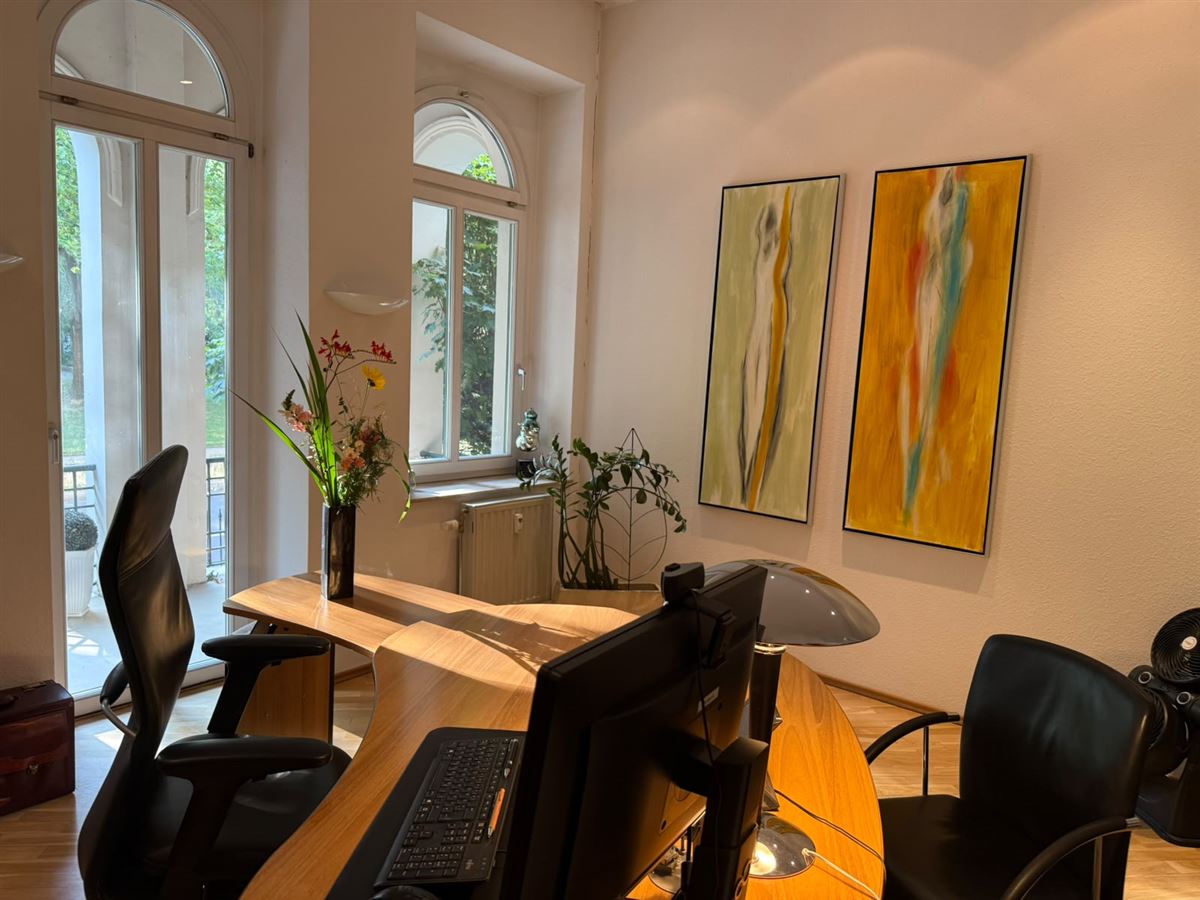 Anwaltszimmer mit Gemälden